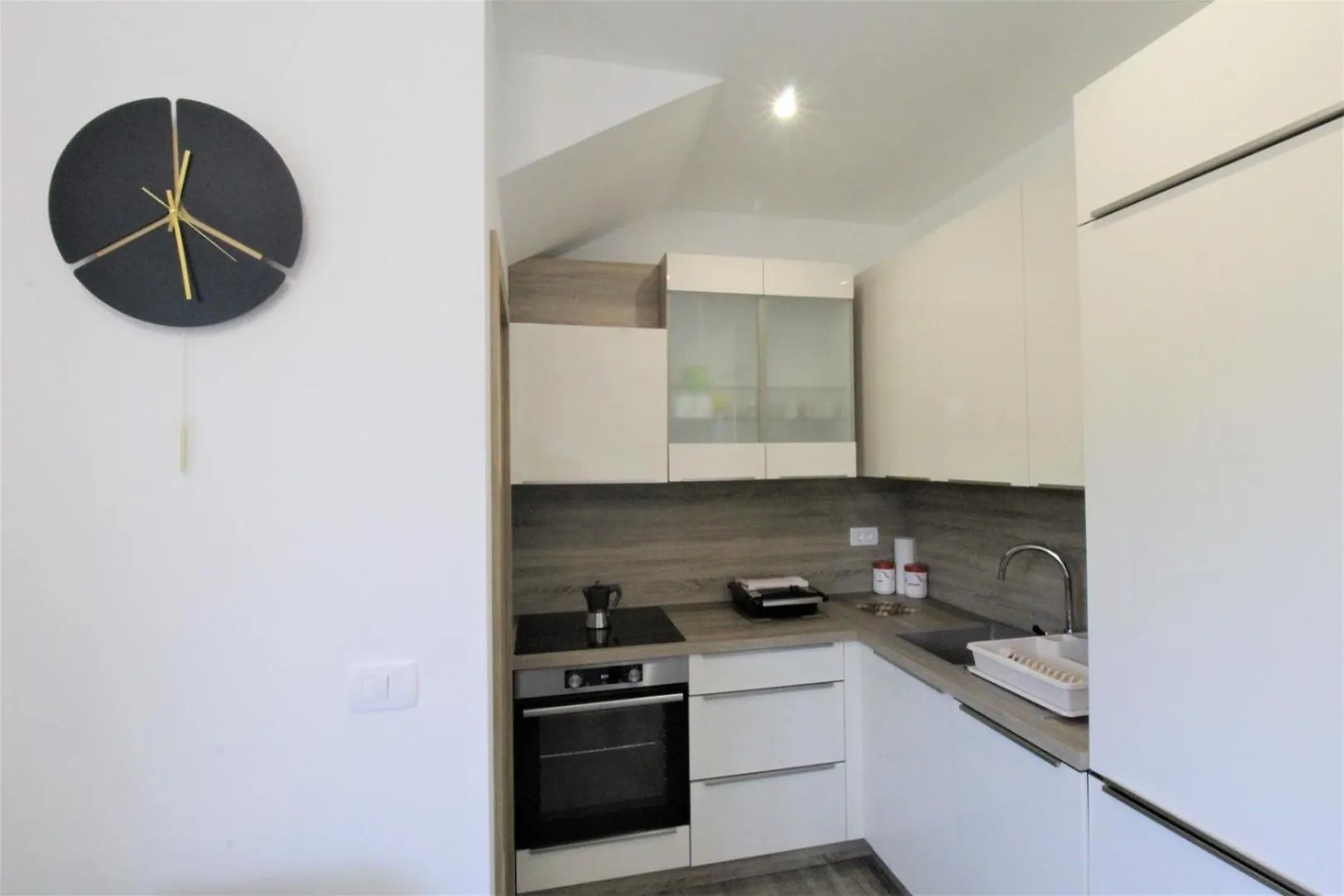 House Andrej, Entire Semi-Detached House With A Terrace, Parking, 400 M From Beach Bašanija 別荘
