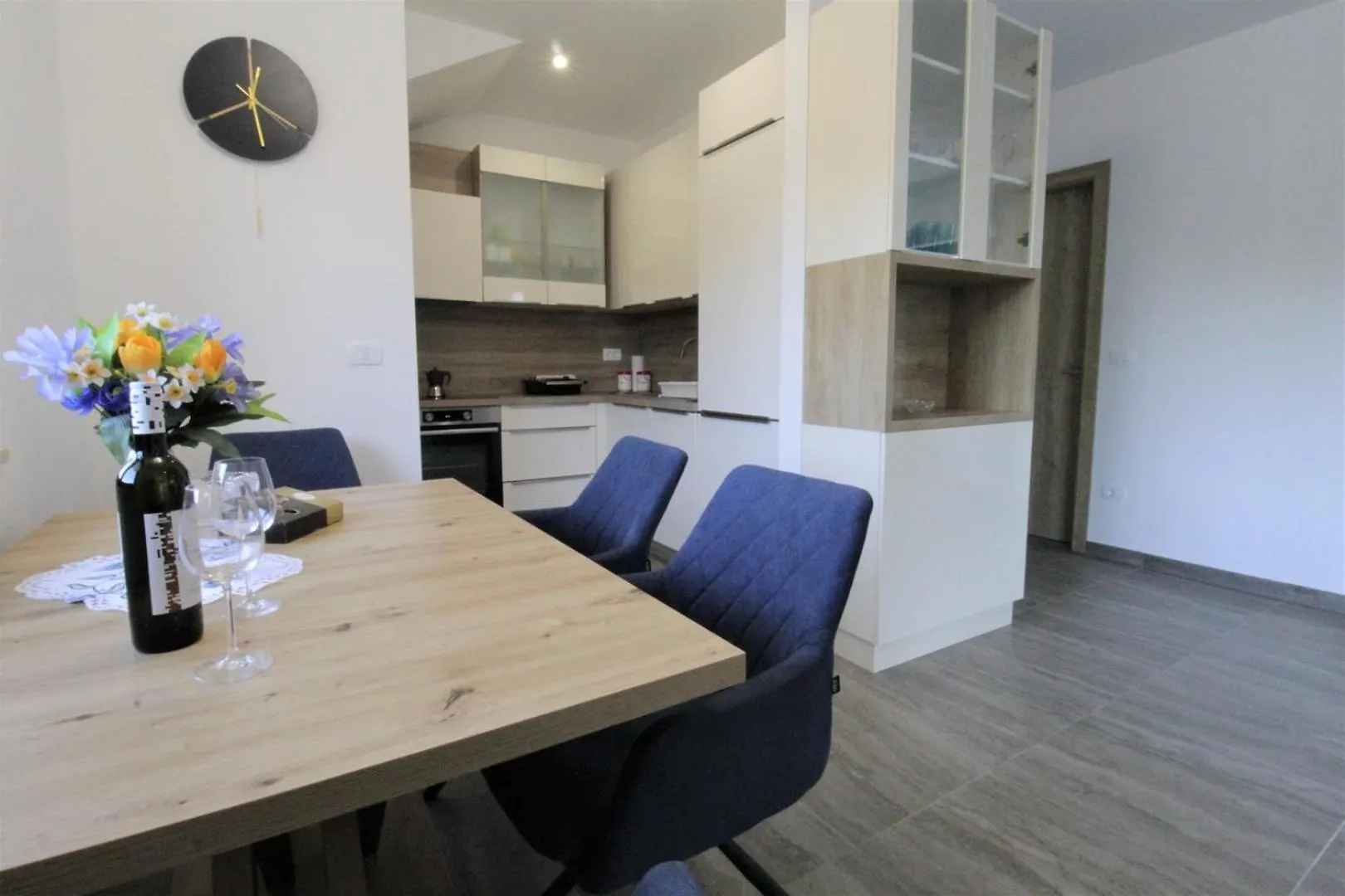 別荘 House Andrej, Entire Semi-Detached House With A Terrace, Parking, 400 M From Beach Bašanija