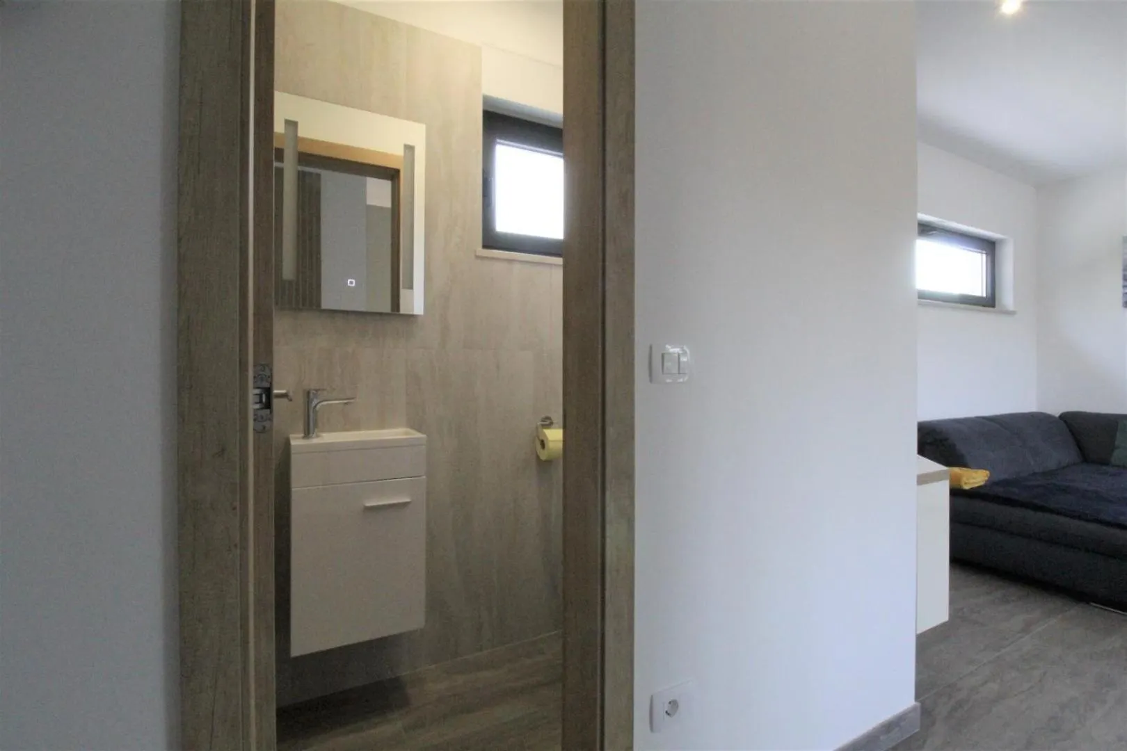 House Andrej, Entire Semi-Detached House With A Terrace, Parking, 400 M From Beach Bašanija 別荘