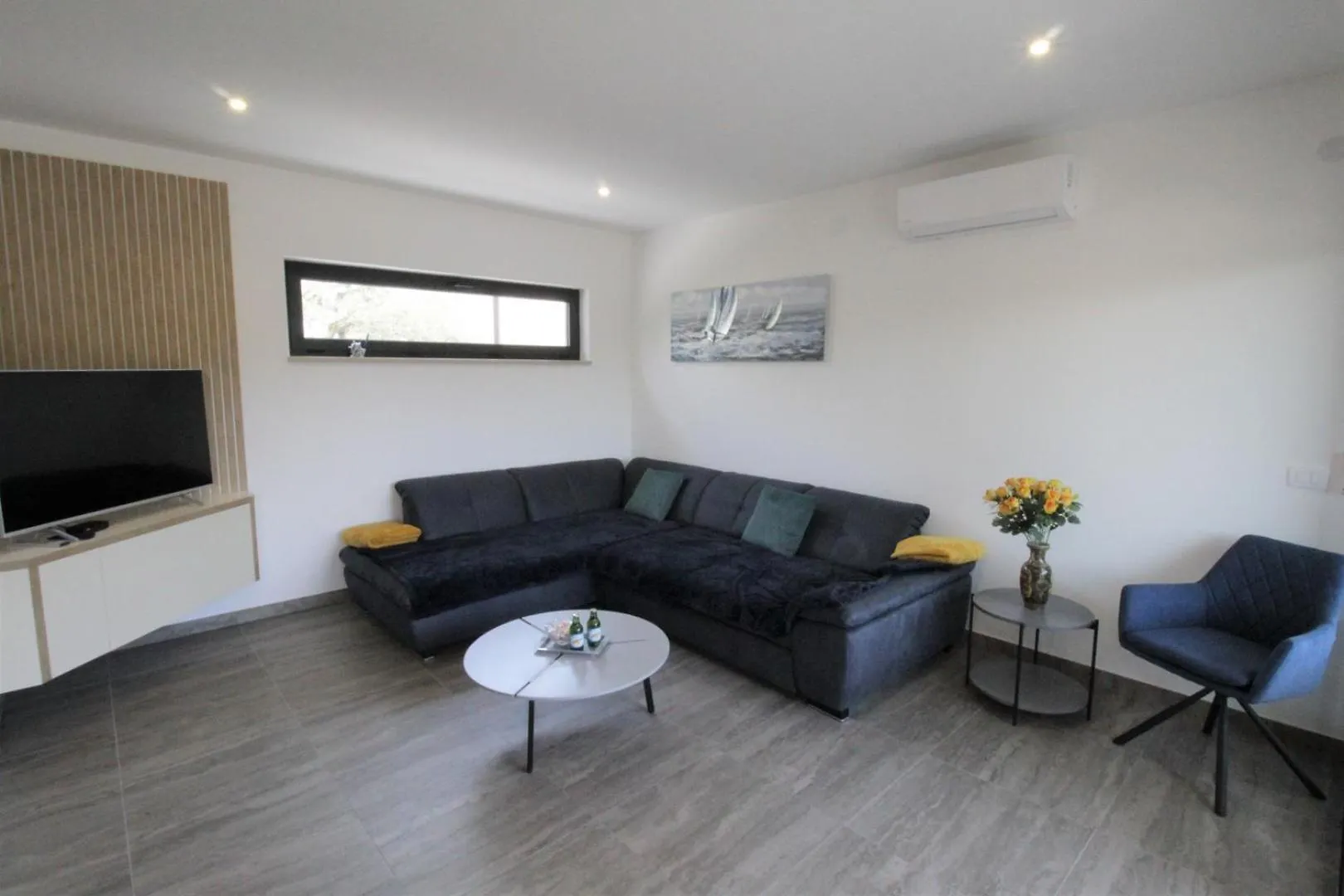 House Andrej, Entire Semi-Detached House With A Terrace, Parking, 400 M From Beach Bašanija