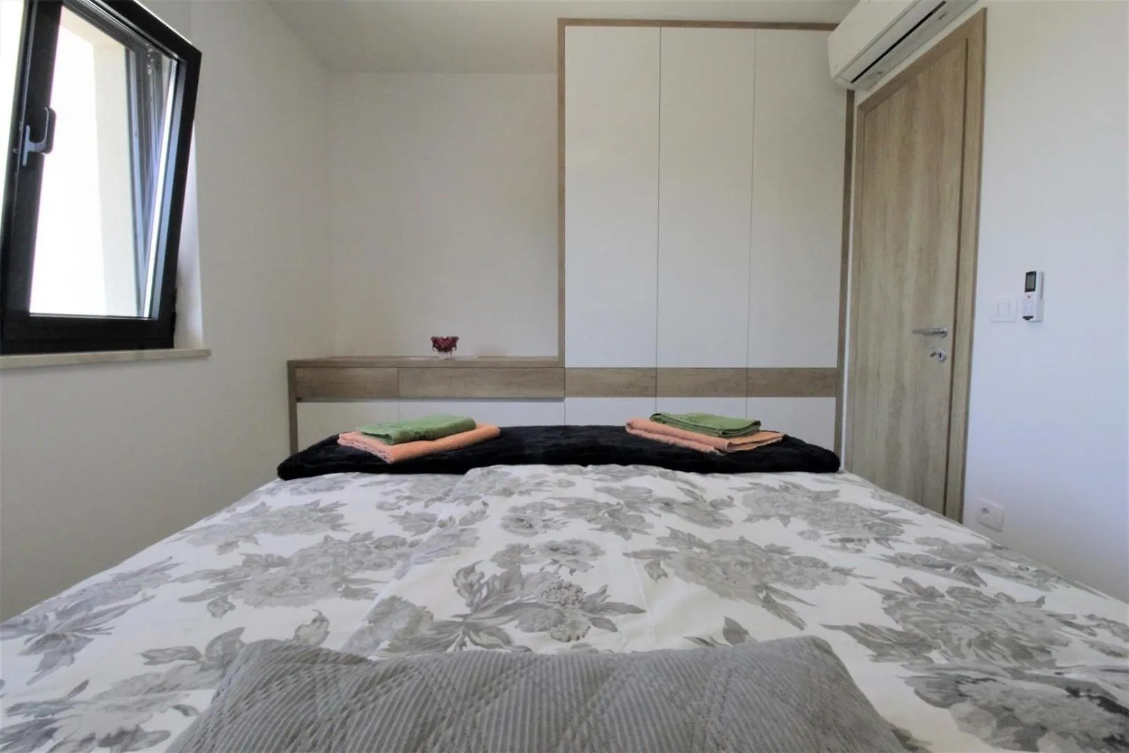 House Andrej, Entire Semi-Detached House With A Terrace, Parking, 400 M From Beach Bašanija