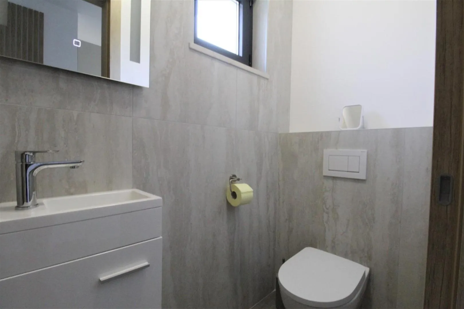 別荘 House Andrej, Entire Semi-Detached House With A Terrace, Parking, 400 M From Beach Bašanija