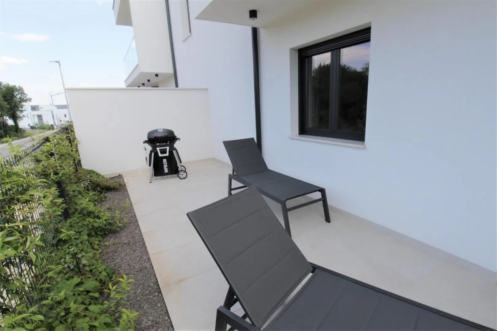 別荘 House Andrej, Entire Semi-Detached House With A Terrace, Parking, 400 M From Beach Bašanija
