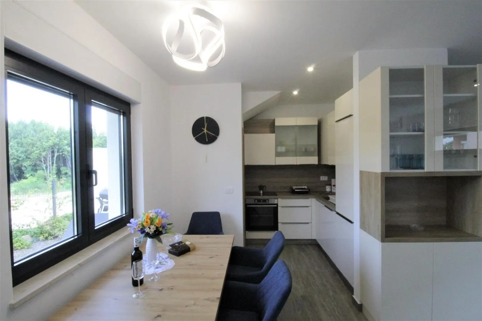 House Andrej, Entire Semi-Detached House With A Terrace, Parking, 400 M From Beach Bašanija