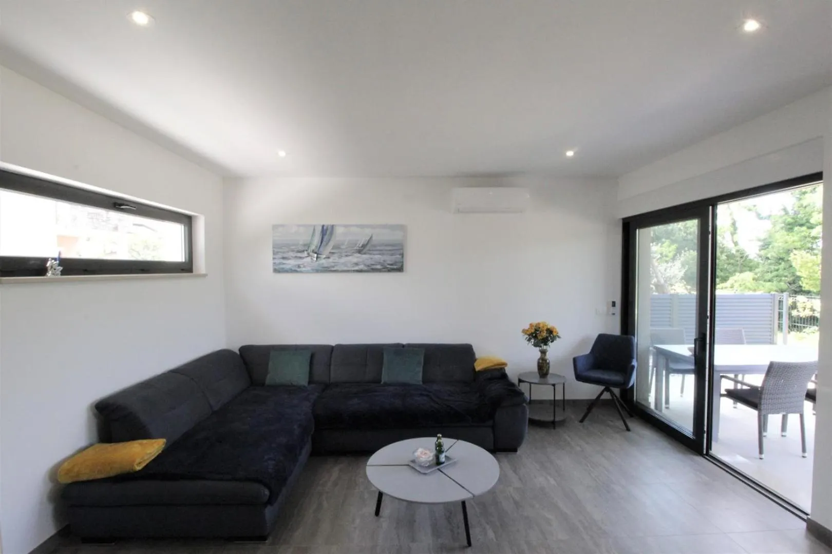 House Andrej, Entire Semi-Detached House With A Terrace, Parking, 400 M From Beach Bašanija 0*,  クロアチア
