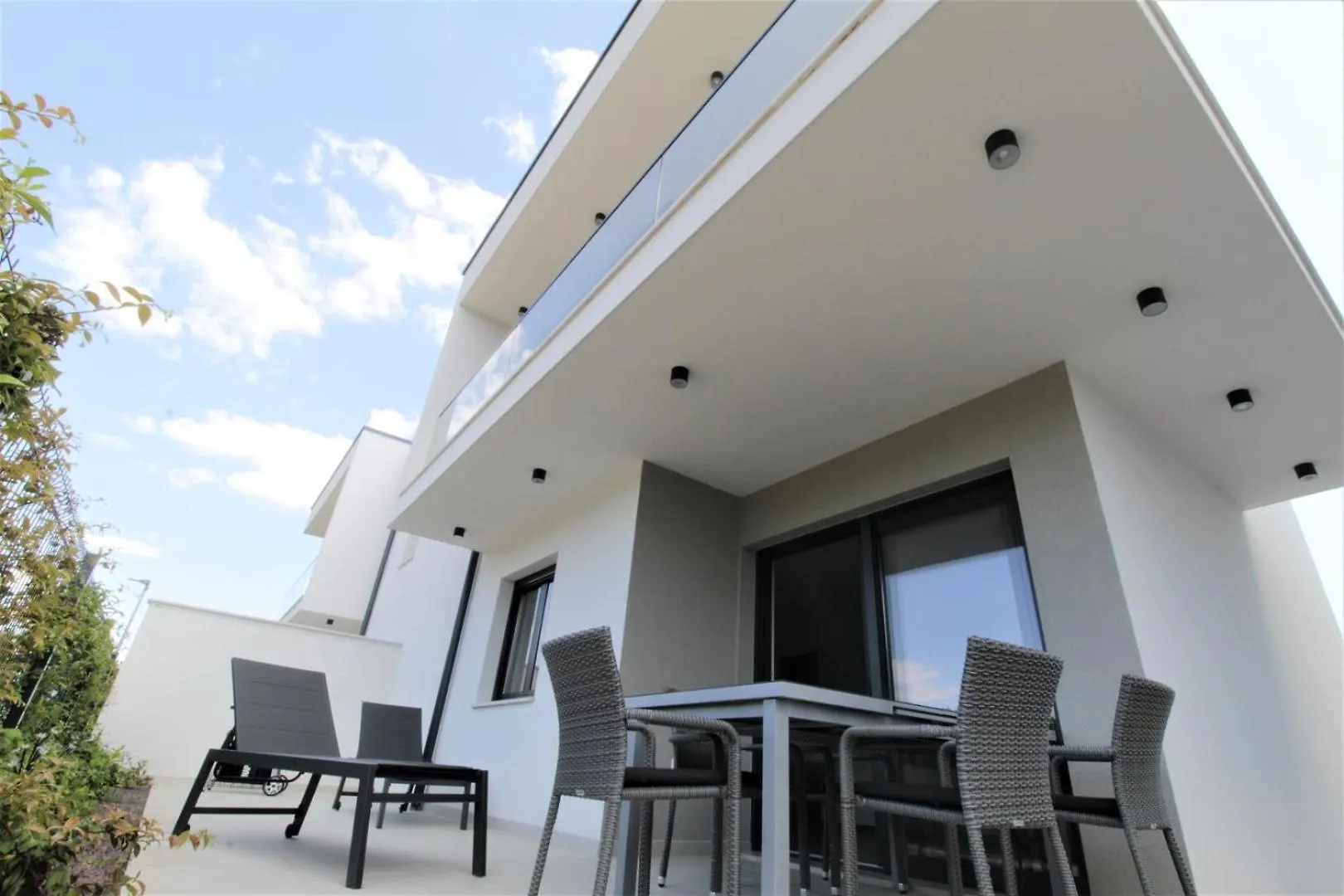 別荘 House Andrej, Entire Semi-Detached House With A Terrace, Parking, 400 M From Beach Bašanija クロアチア