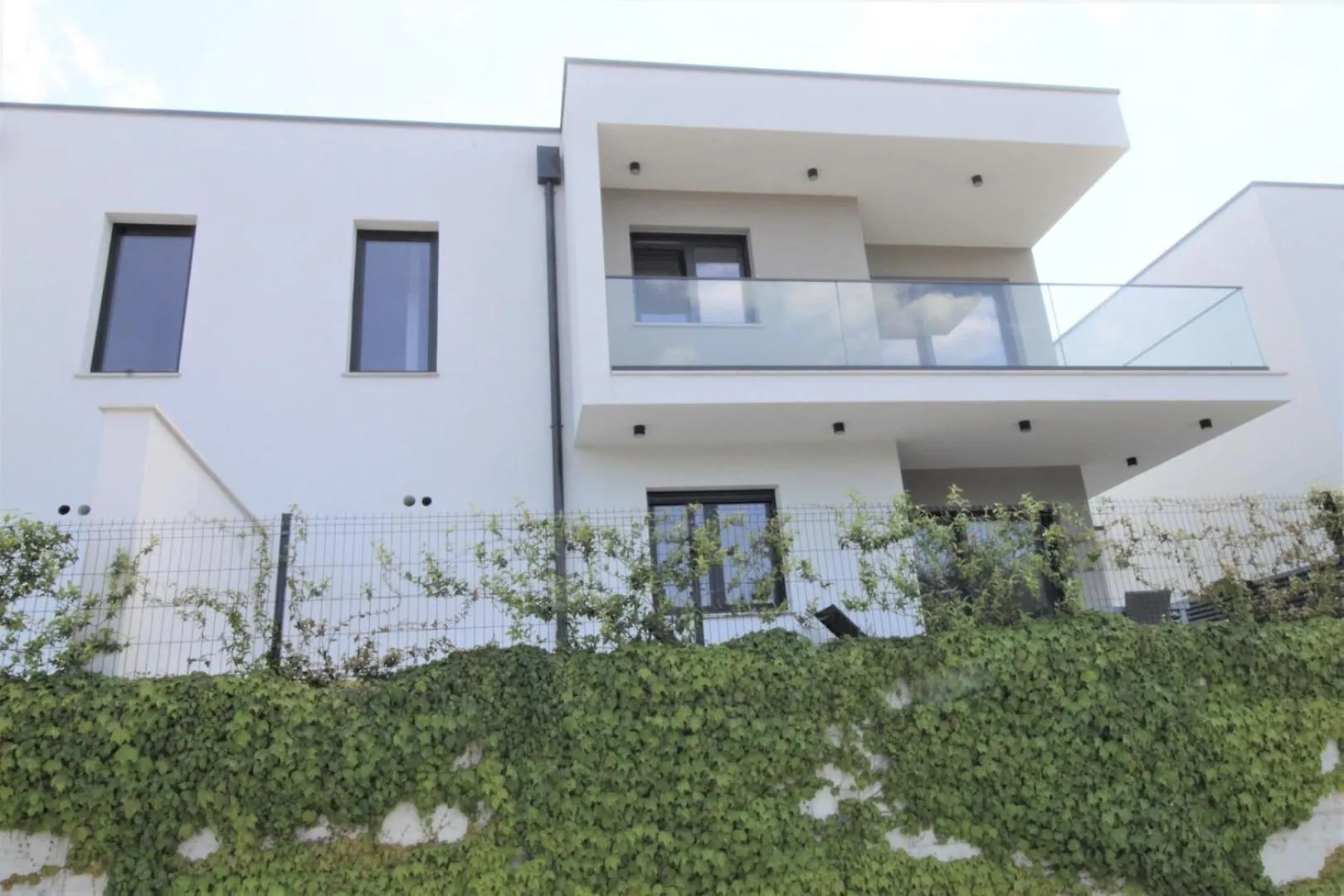House Andrej, Entire Semi-Detached House With A Terrace, Parking, 400 M From Beach Bašanija