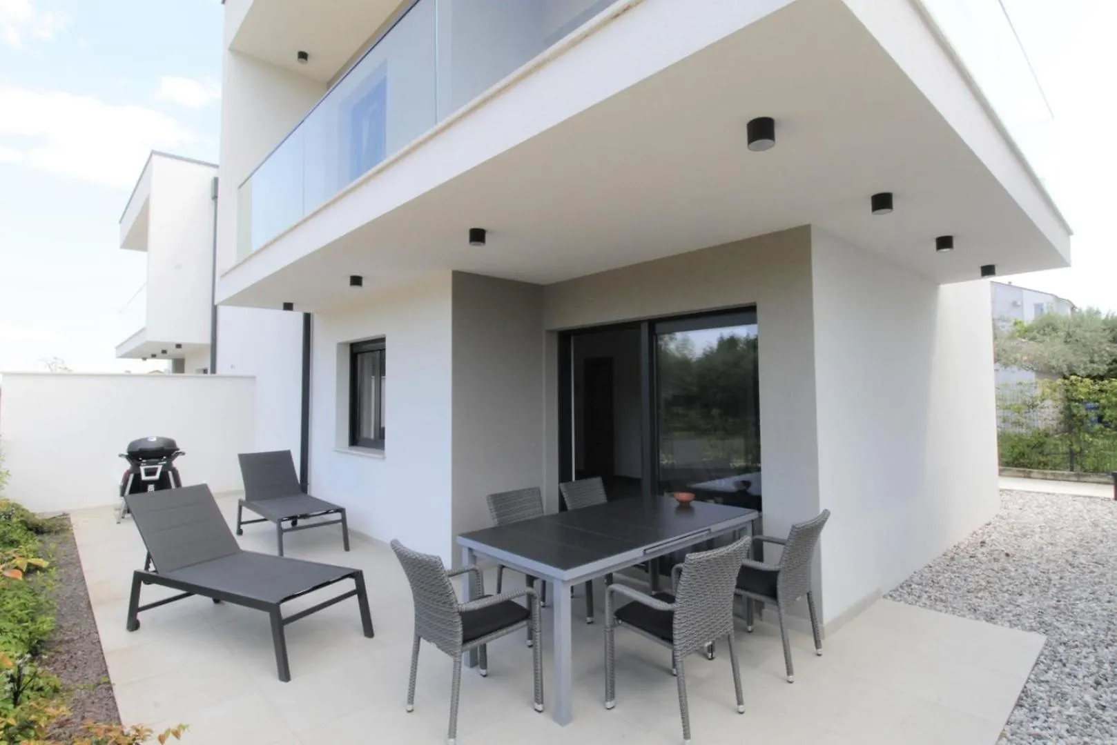 House Andrej, Entire Semi-Detached House With A Terrace, Parking, 400 M From Beach Bašanija